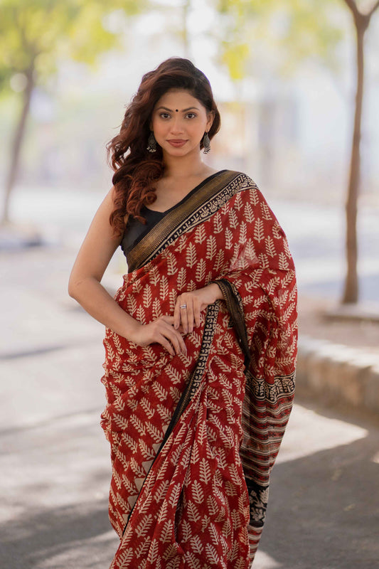 Gulchandni- Red Maheshwari Silk Saree