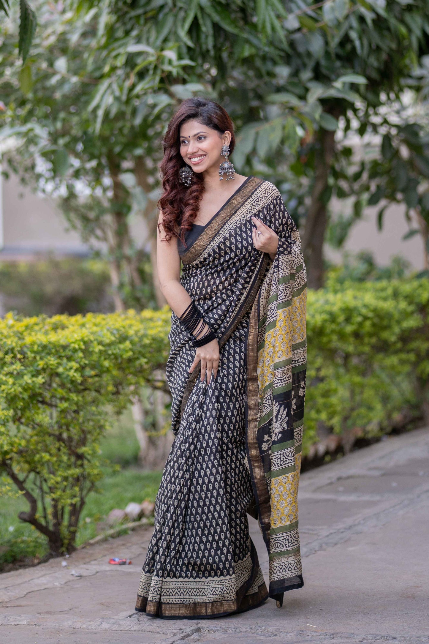 Tarakini- Black Maheshwari Silk Saree