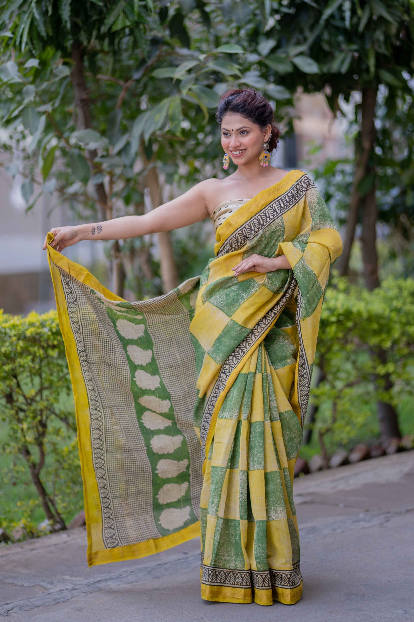 Kanakjaal- Yellow Checks Maheshwari Saree