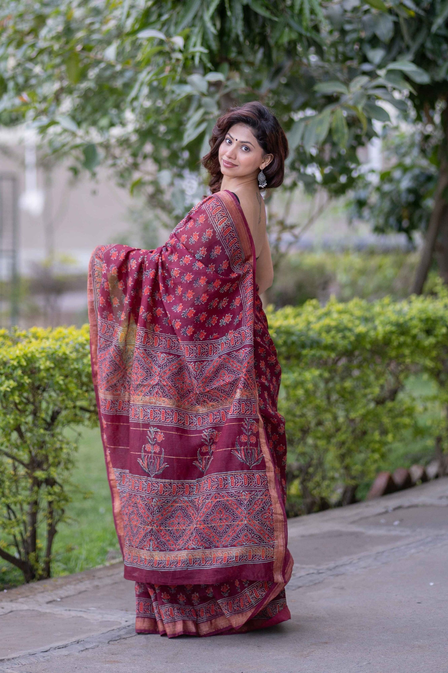 Tamrapushpi- Floral Maheshwari Silk Saree
