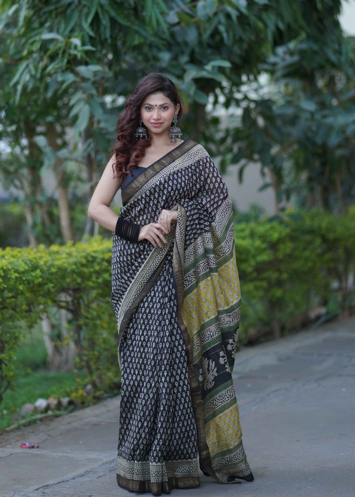 Tarakini- Black Maheshwari Silk Saree