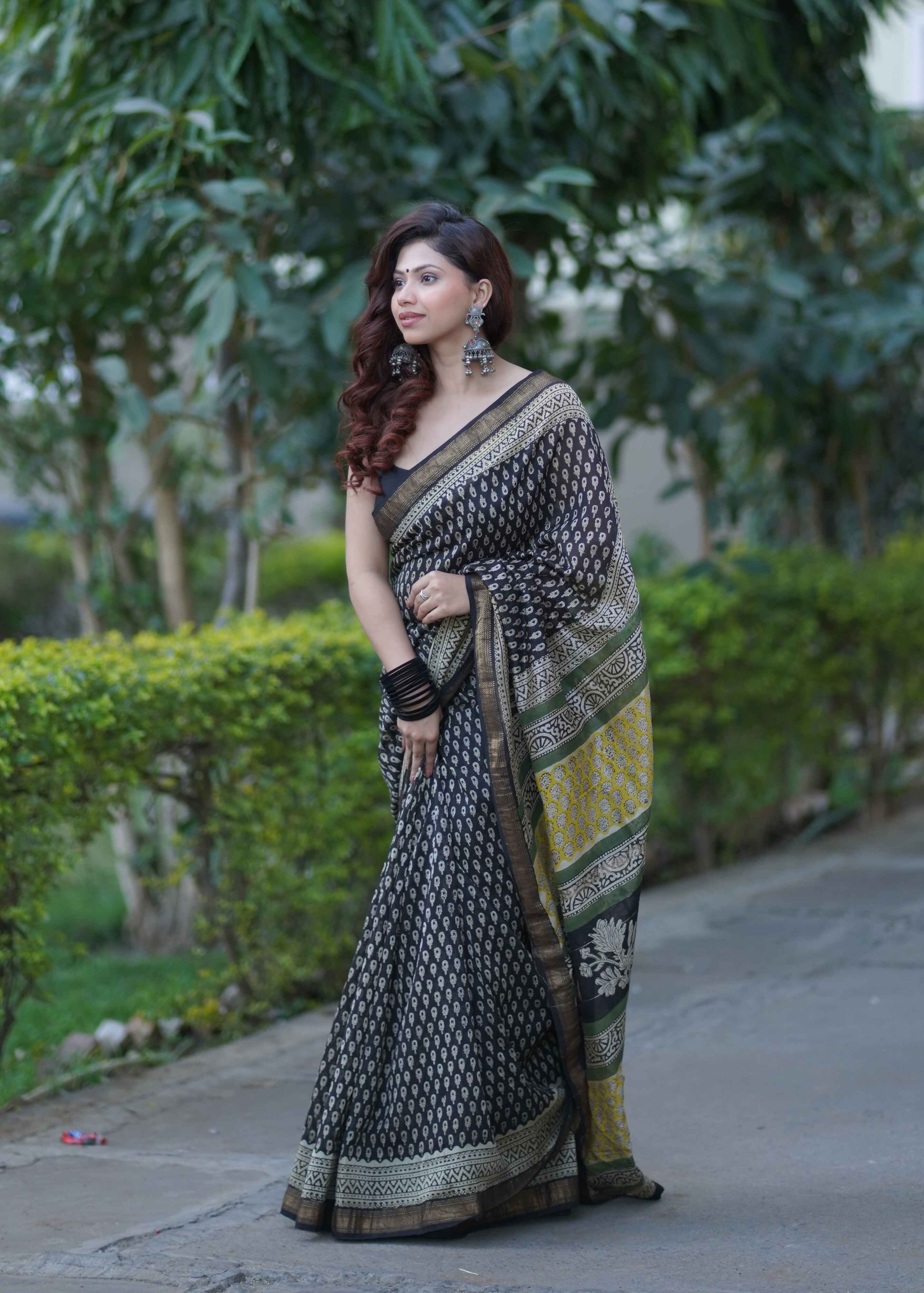 Tarakini- Black Maheshwari Silk Saree