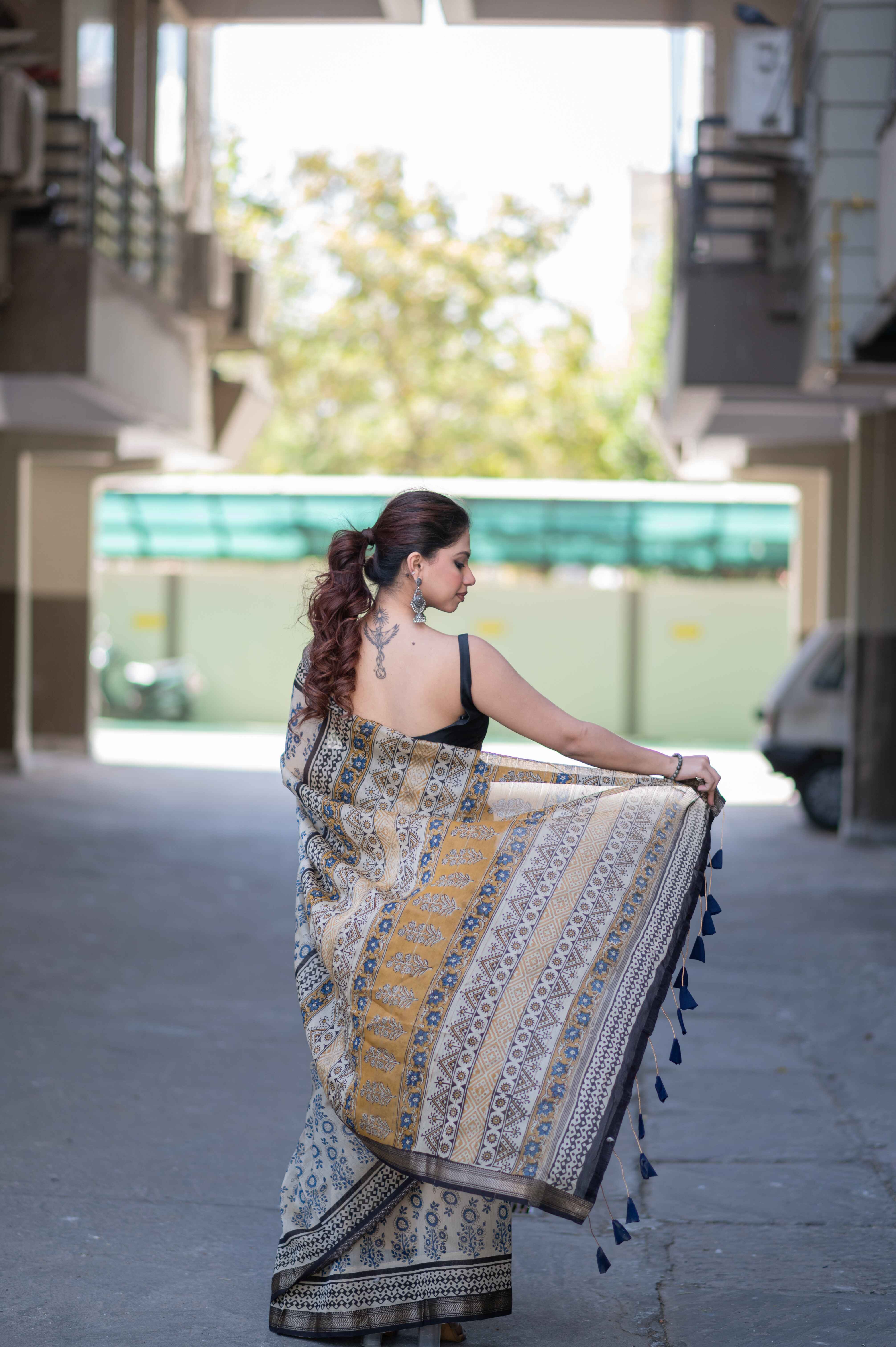 Skyline Elegance - Cream Maheshwari Silk Saree