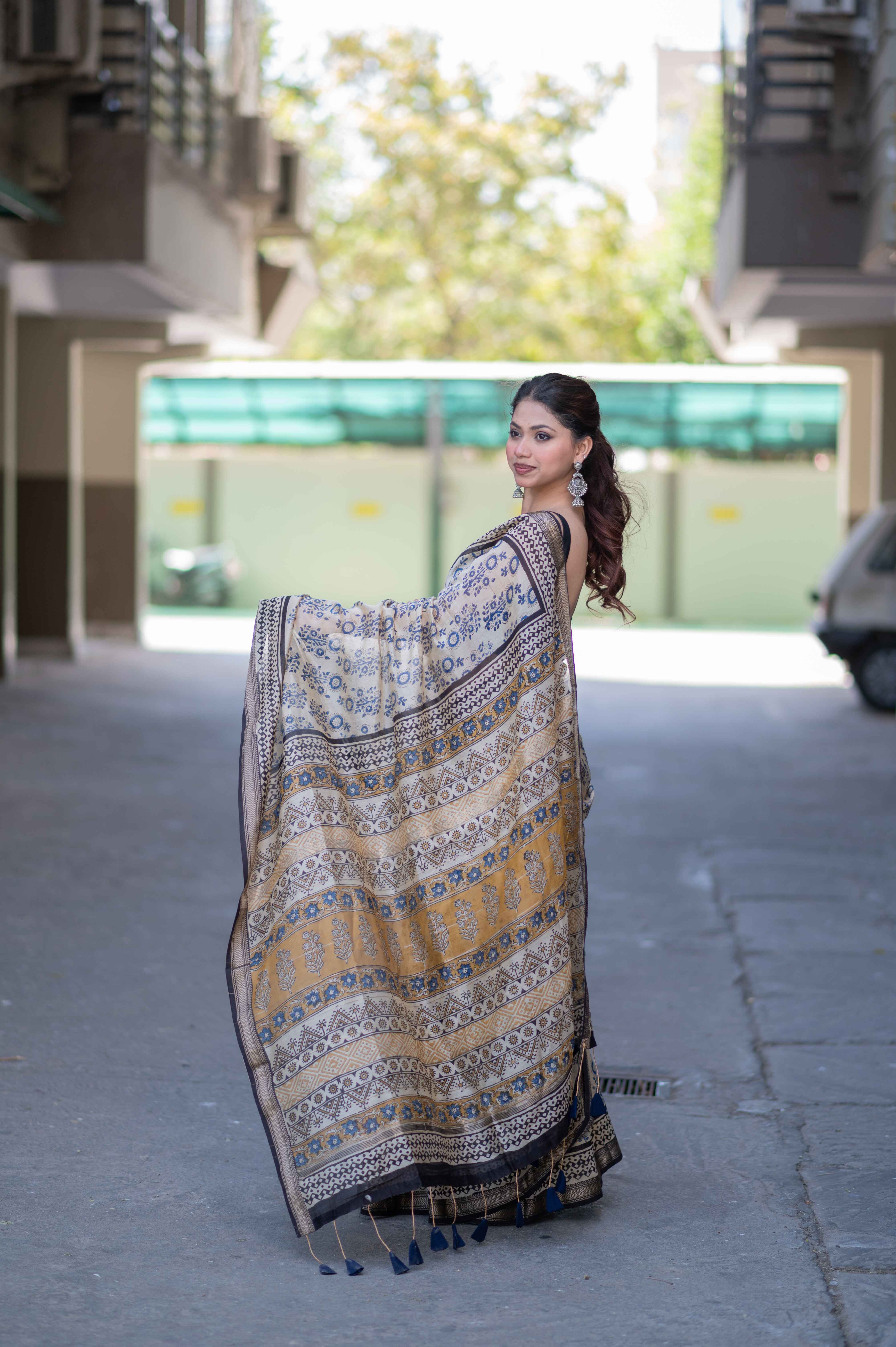 Skyline Elegance - Cream Maheshwari Silk Saree
