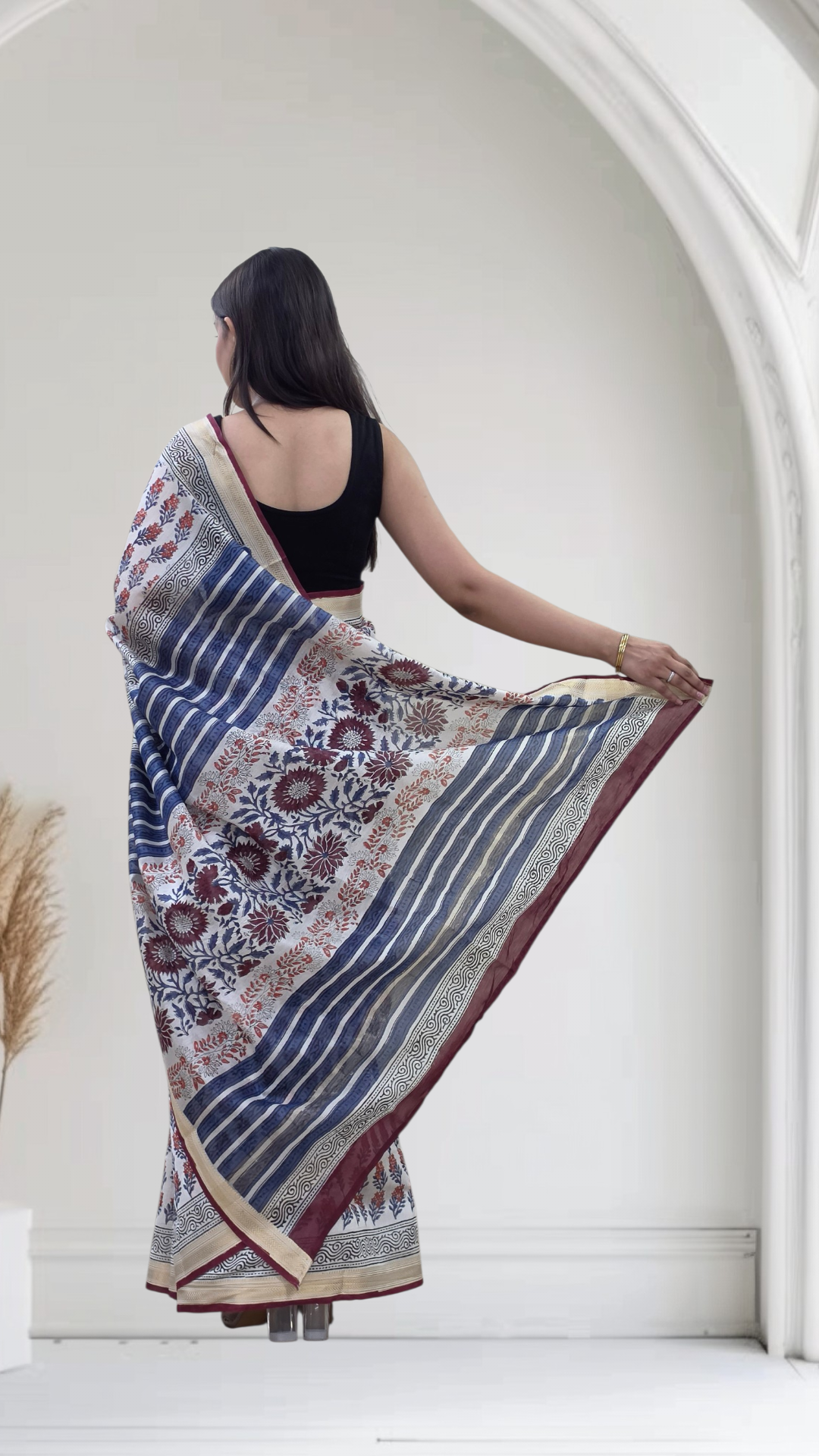 Vedanshi - White Maheshwari Silk Saree