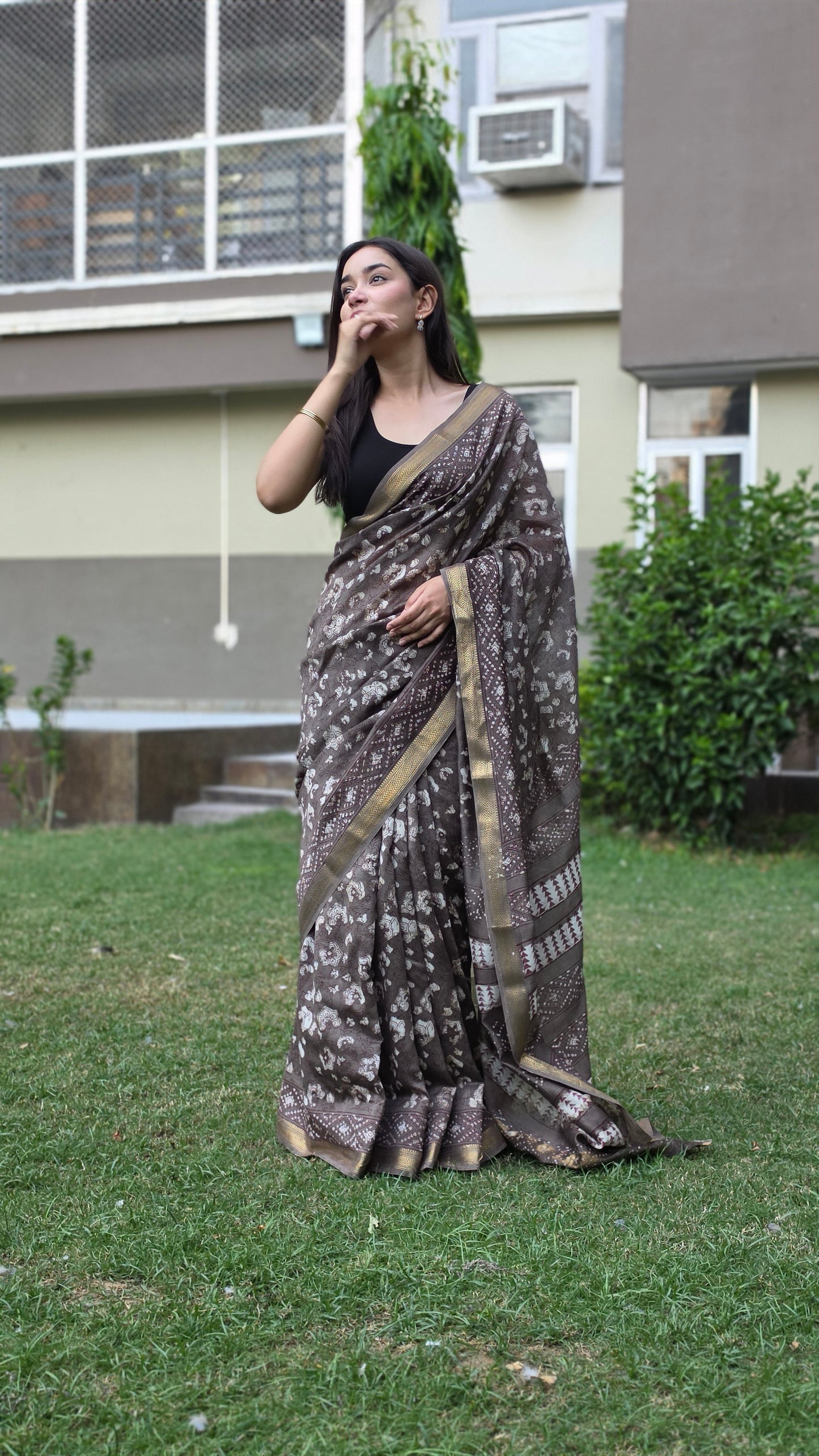 Yashvini- Mud Grey Maheshwari Silk saree
