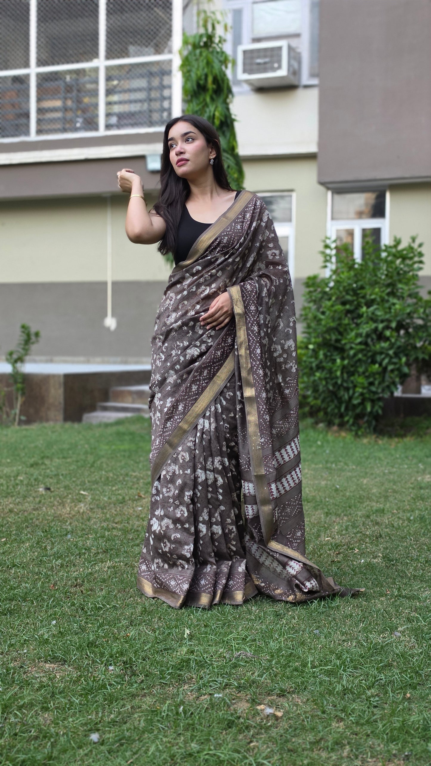 Yashvini- Mud Grey Maheshwari Silk saree