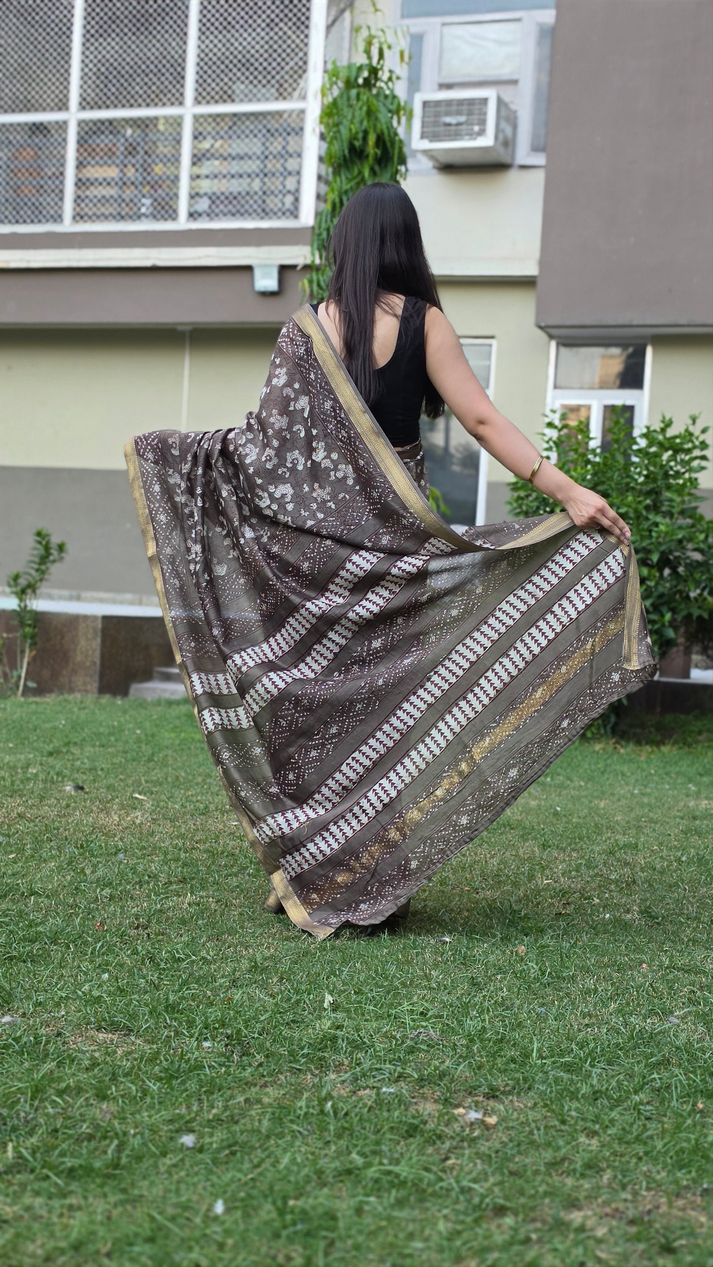 Yashvini- Mud Grey Maheshwari Silk saree