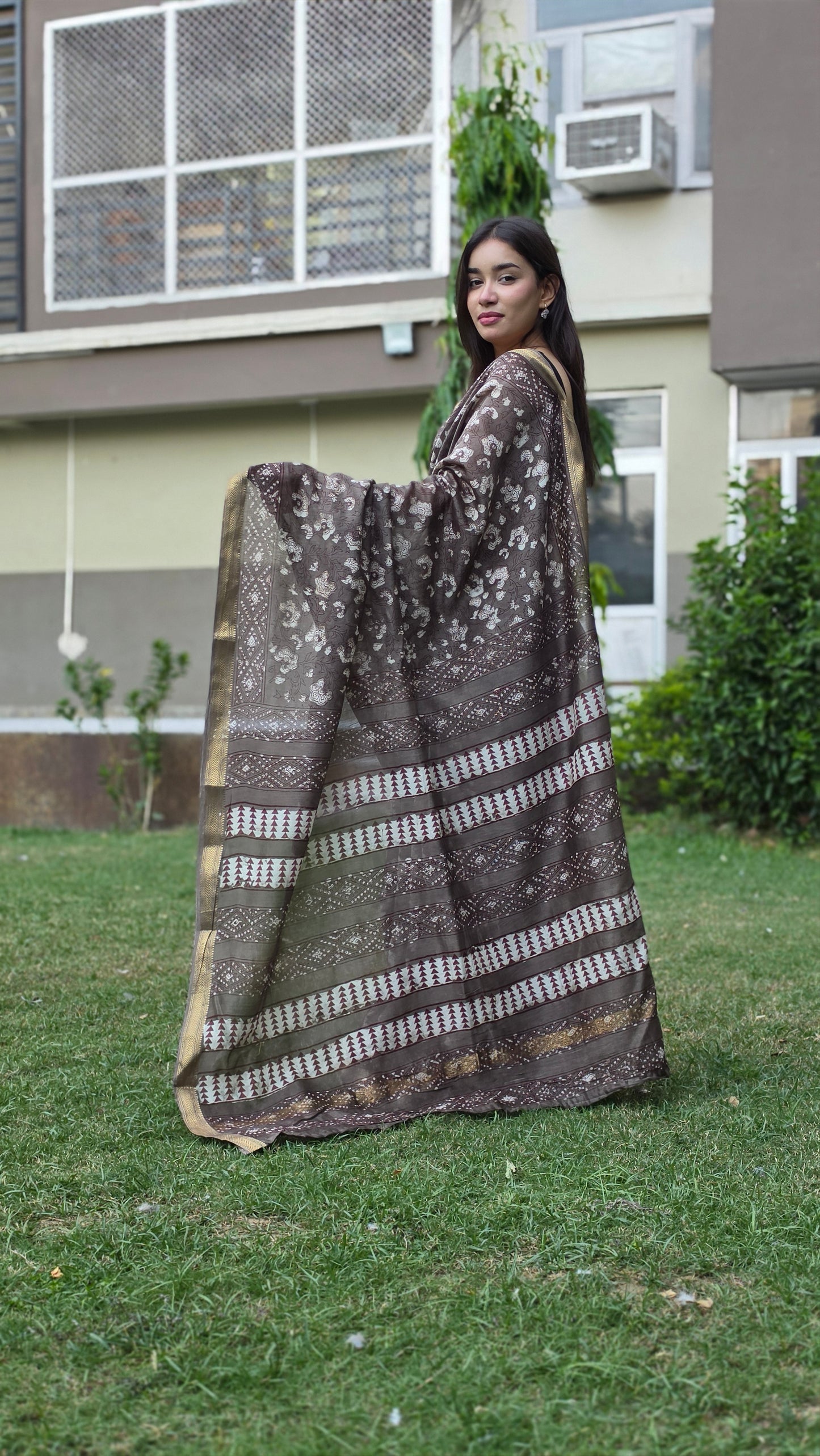 Yashvini- Mud Grey Maheshwari Silk saree