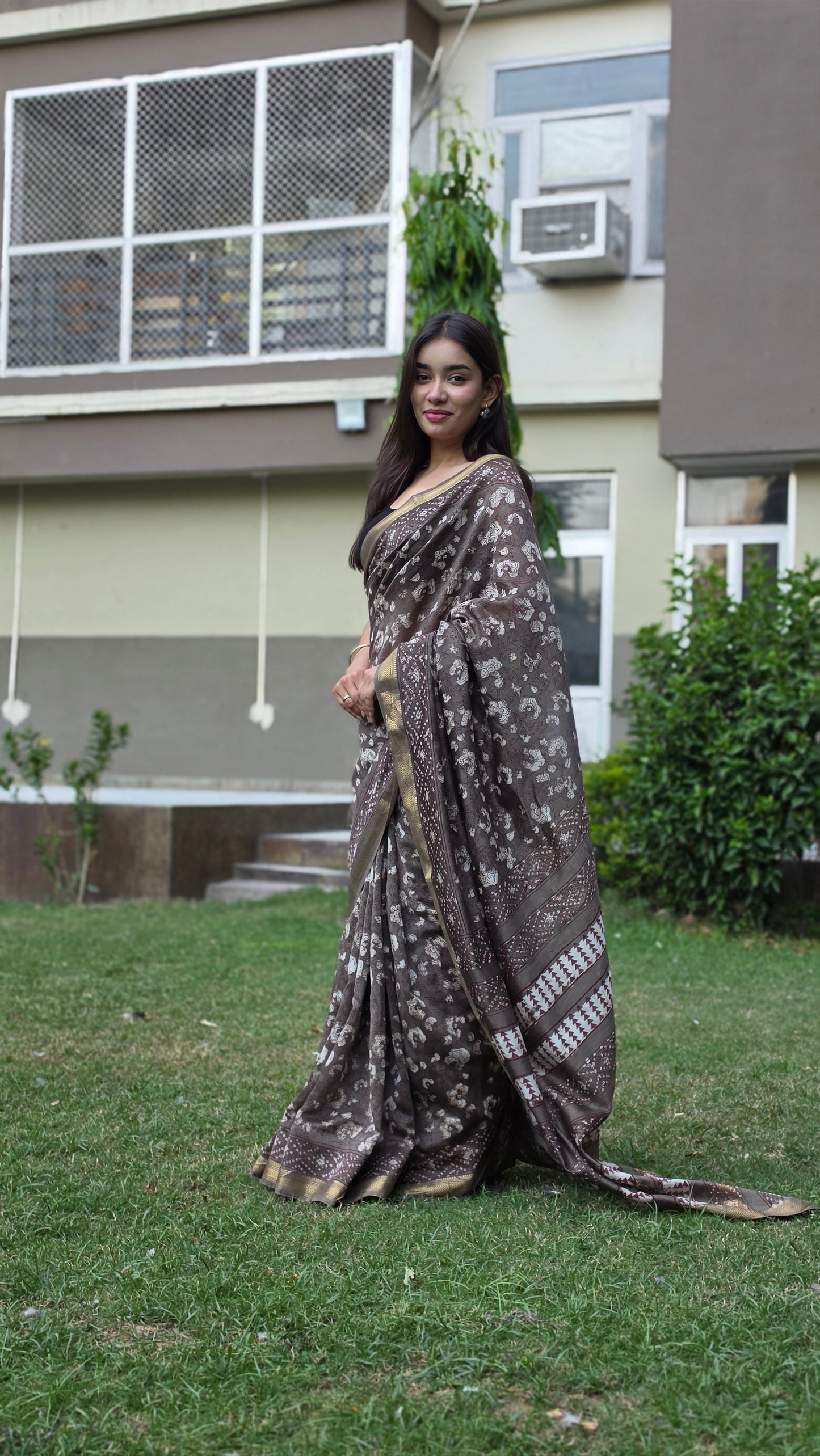 Yashvini- Mud Grey Maheshwari Silk saree