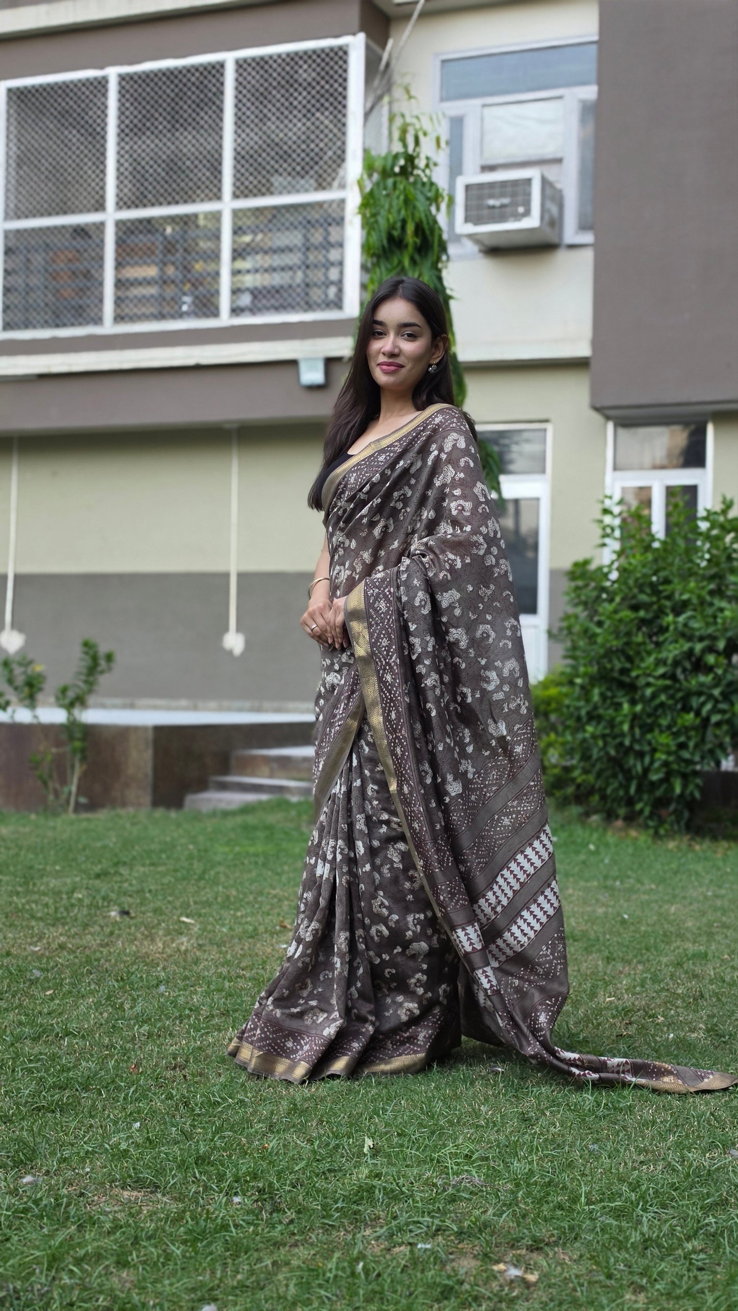 Yashvini- Mud Grey Maheshwari Silk saree