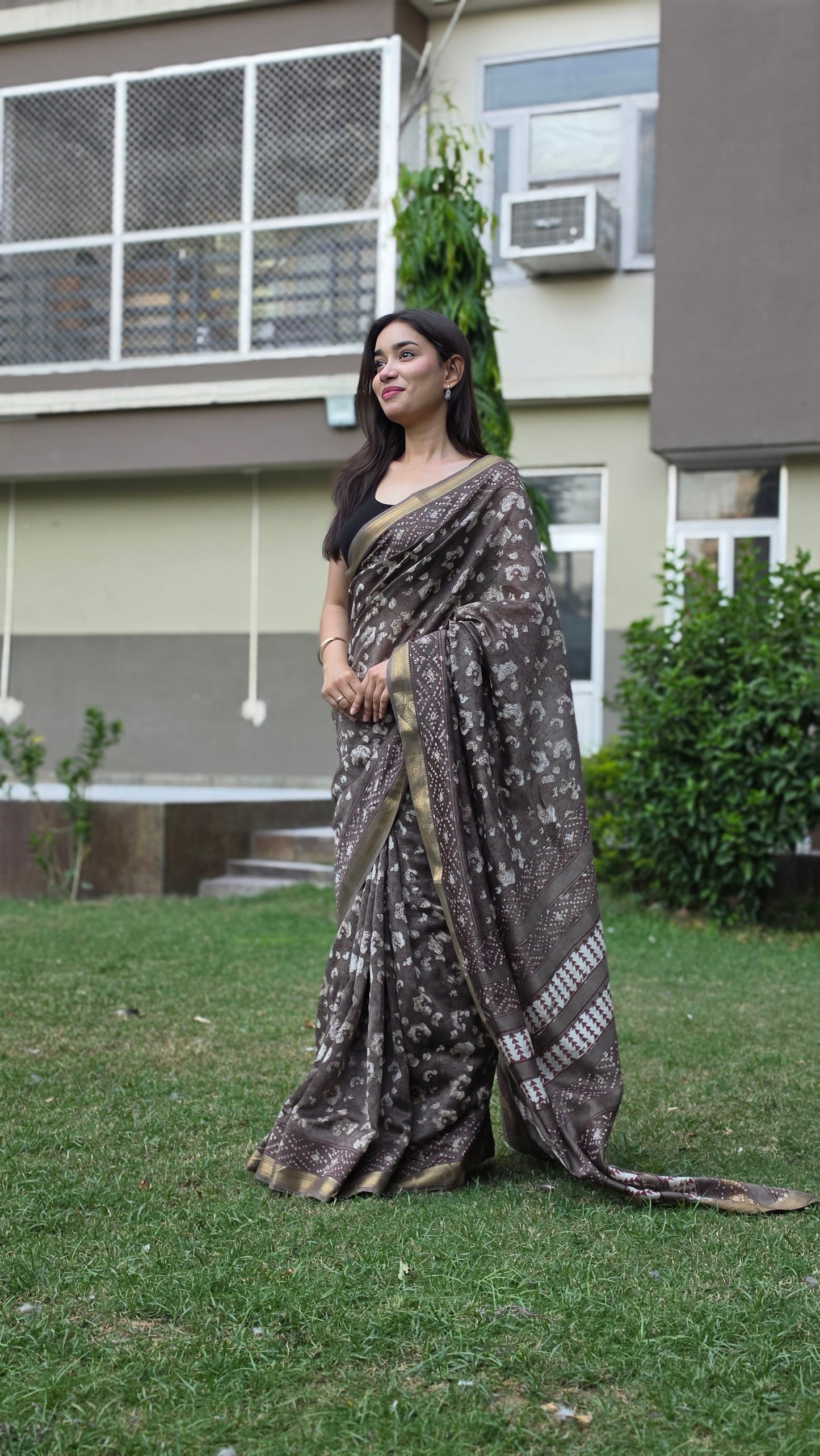 Yashvini- Mud Grey Maheshwari Silk saree