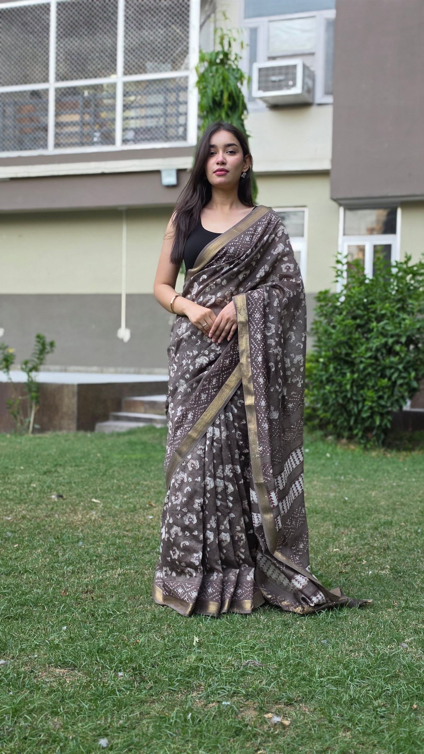 Yashvini- Mud Grey Maheshwari Silk saree