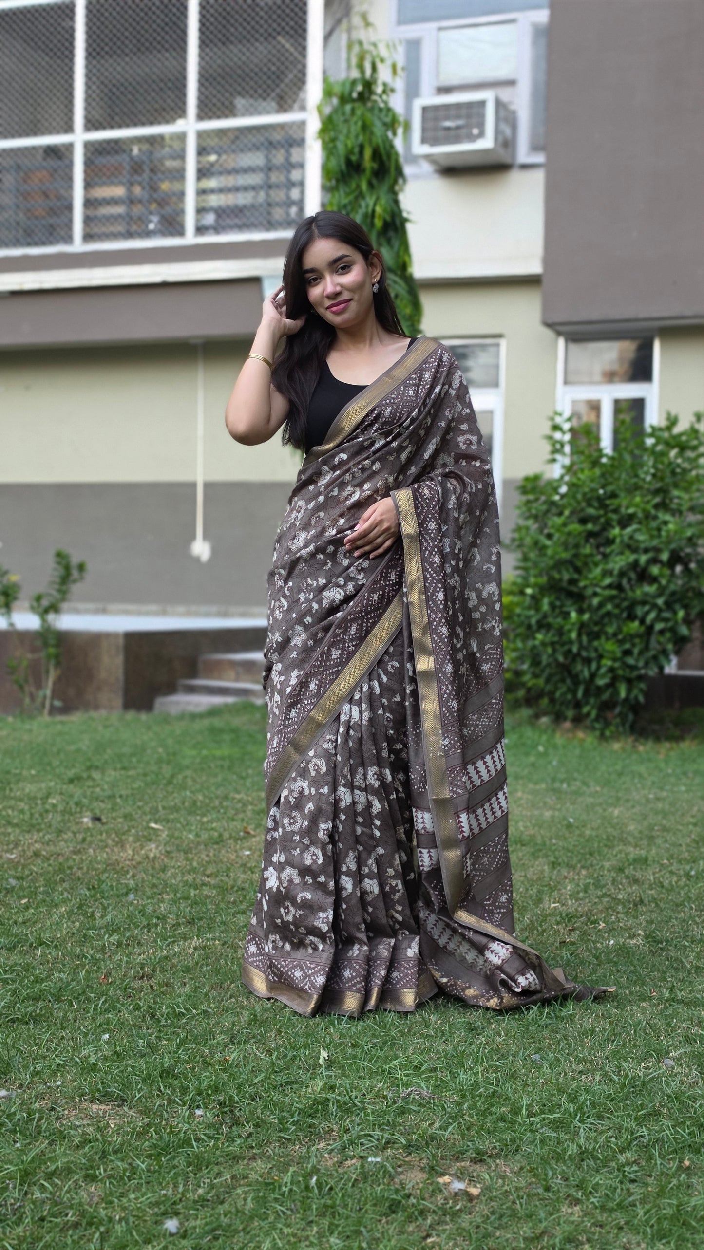 Yashvini- Mud Grey Maheshwari Silk saree