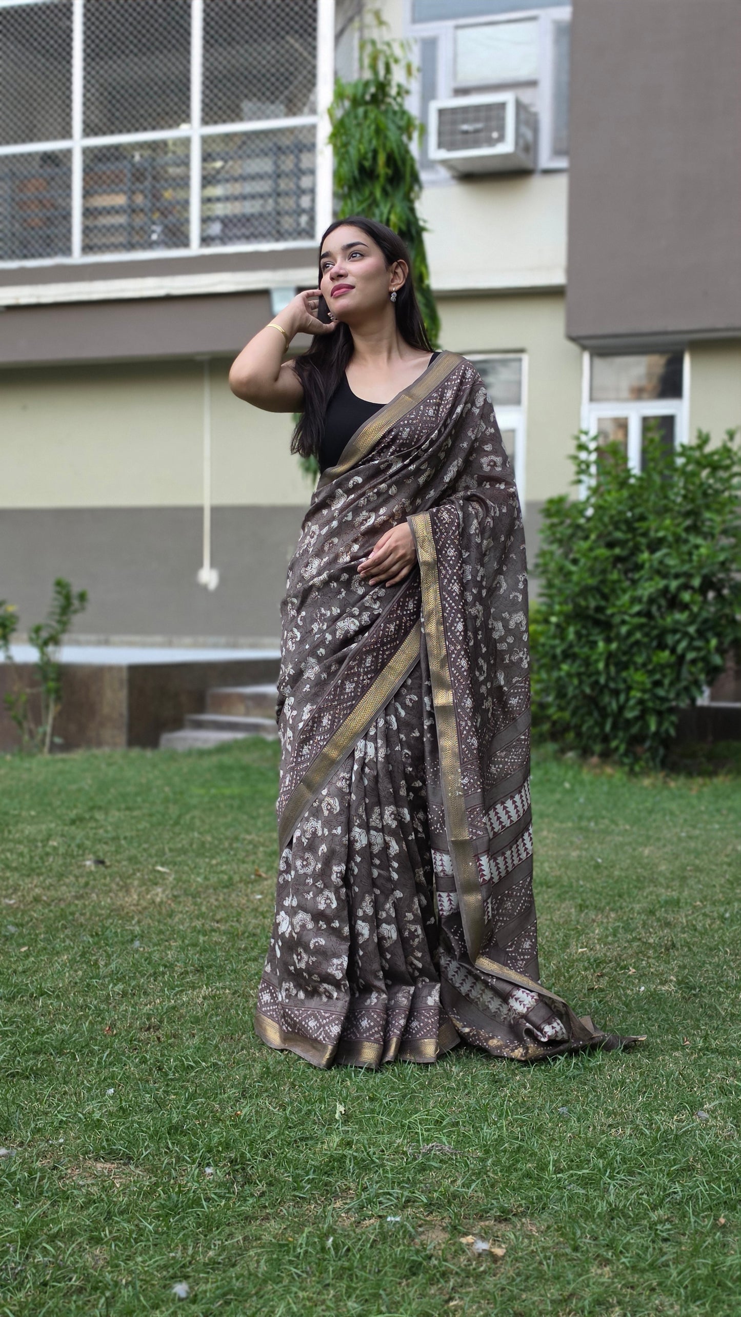 Yashvini- Mud Grey Maheshwari Silk saree
