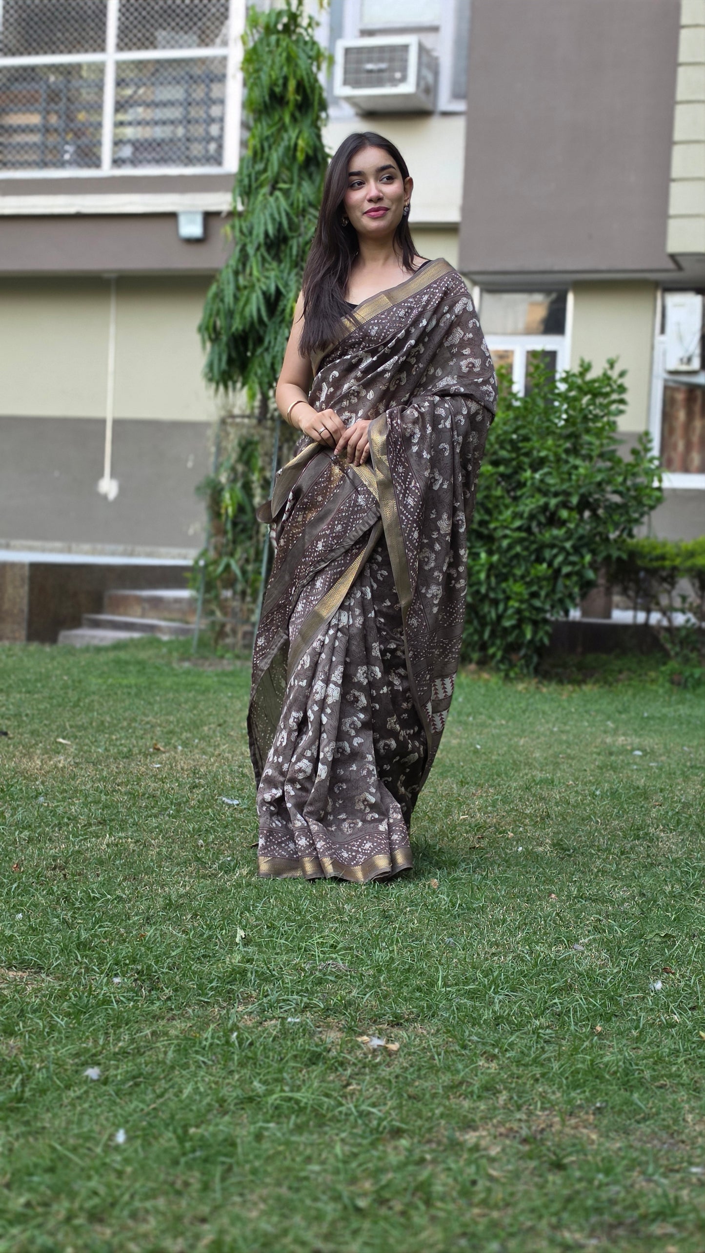 Yashvini- Mud Grey Maheshwari Silk saree